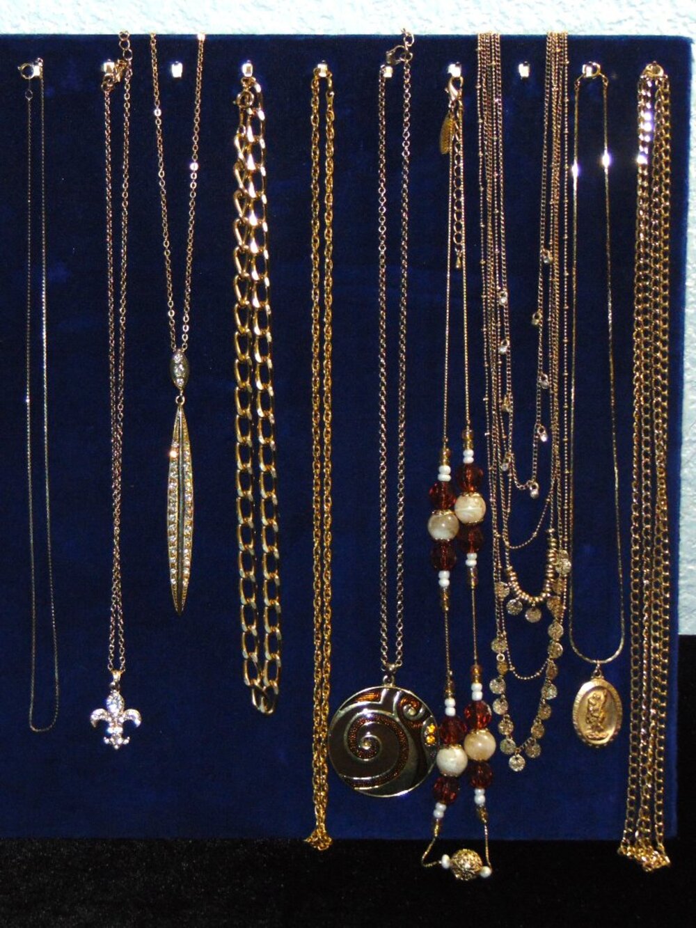 Vintage & Modern Assorted Gold Tone Necklace lot- very nice!